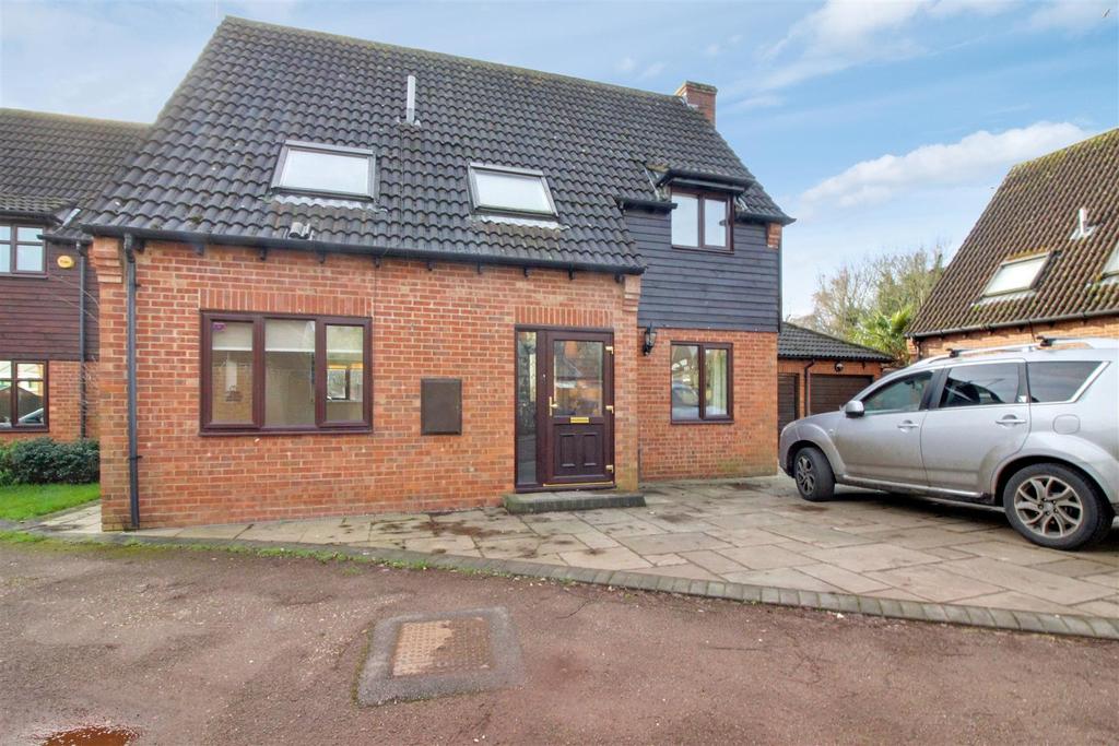 Lower Meadow, West Cheshunt 4 bed detached house £1,800 pcm (£415 pw)