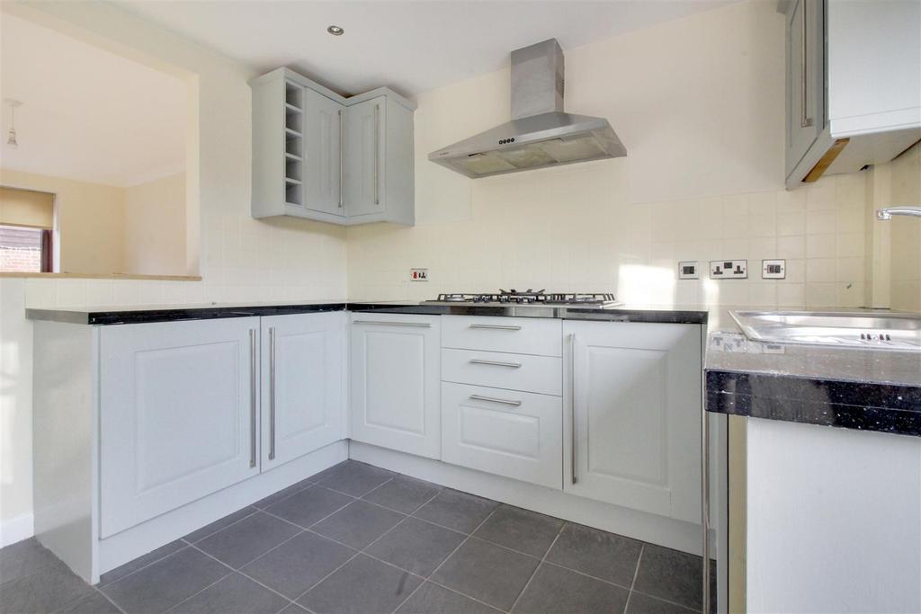 Lower Meadow, West Cheshunt 4 bed detached house £1,800 pcm (£415 pw)