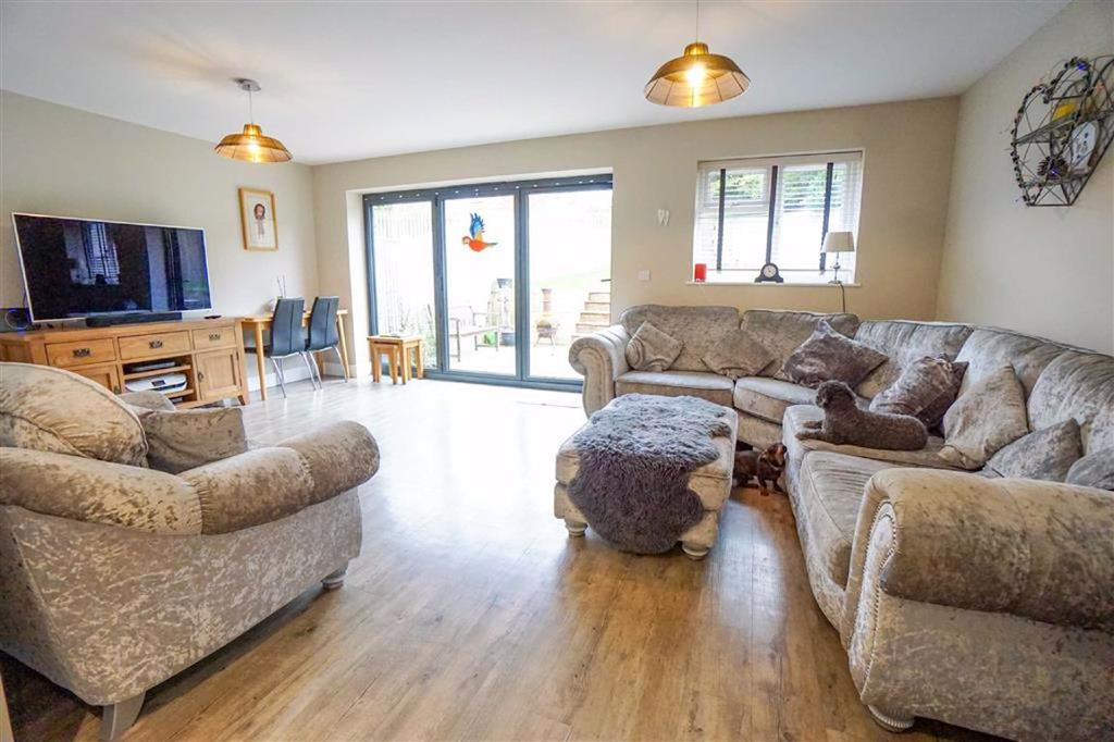 Darwell Close, St. Leonardsonsea... 3 bed semidetached house £400,000