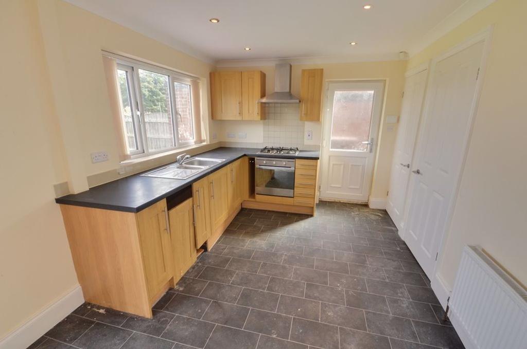 Queen Elizabeth Drive, Normanton, WF6 3 bed semidetached house £800