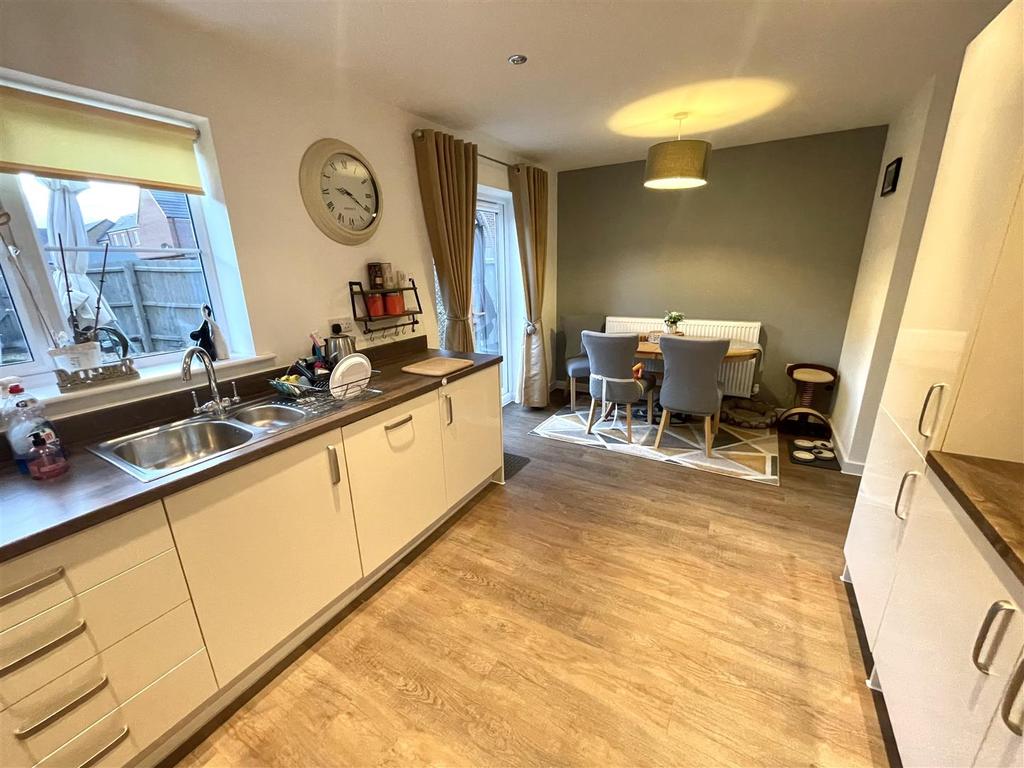 Saltern Drive, Spalding 3 bed terraced house £210,000