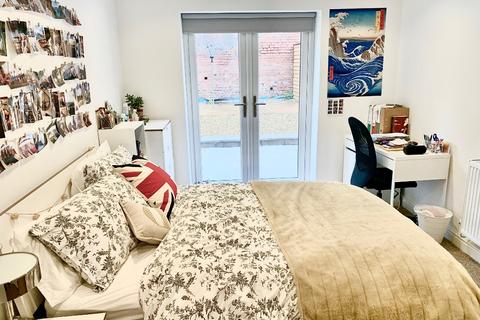 6 bedroom semi-detached house to rent - King Edward Street, St Davids, Exeter, EX4