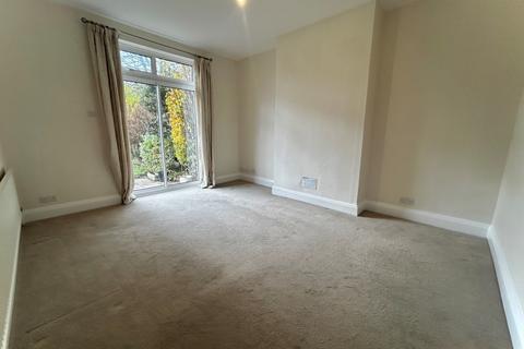 3 bedroom semi-detached house to rent, Downside Road, Sm2