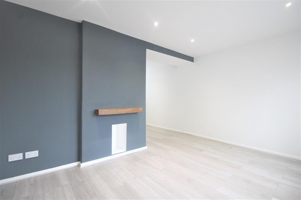 Floatshall Road, Manchester, M23 1WF 3 bed terraced house £850 pcm (£