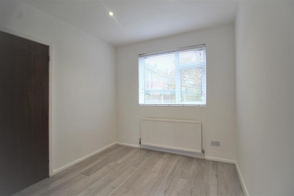 Floatshall Road, Manchester, M23 1WF 3 bed terraced house £850 pcm (£