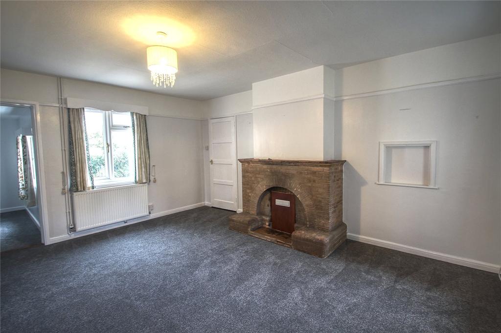 Coggeshall Road, Earls Colne, Colchester, CO6 3 bed bungalow £975 pcm