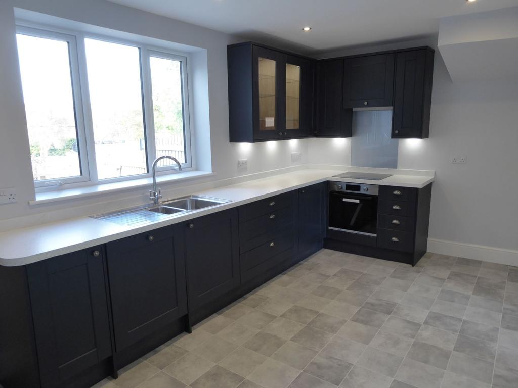 Ruscote Avenue, Banbury 3 bed terraced house £239,950