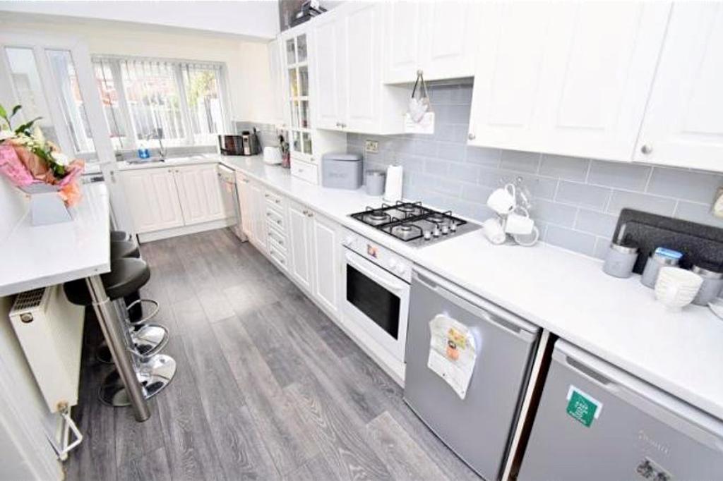 Cradley, Widnes, WA8 3 bed end of terrace house £165,000