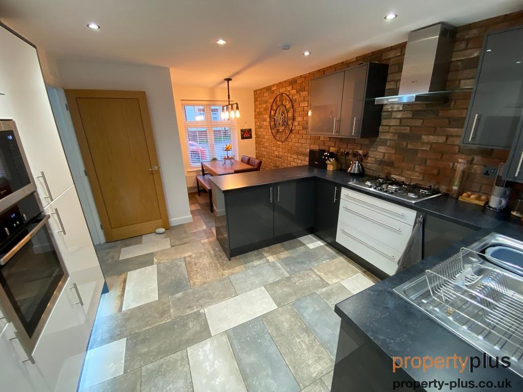 48 Highfields Tonyrefail Tonyrefail 3 bed detached house £297,000