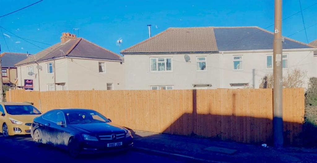 Maesteg Grove, Tonteg, Pontypridd 3 bed semidetached house £214,950