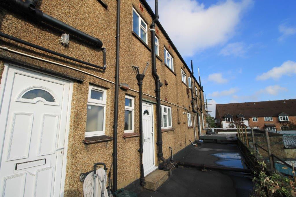 Church Road, Northolt UB5 3 bed flat £1,350 pcm (£312 pw)