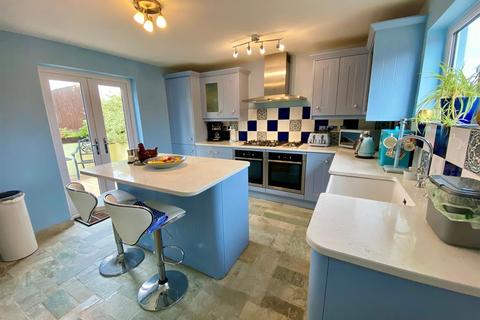 19 Draycott Crescent, Cam, Dursley, GL11 5LW