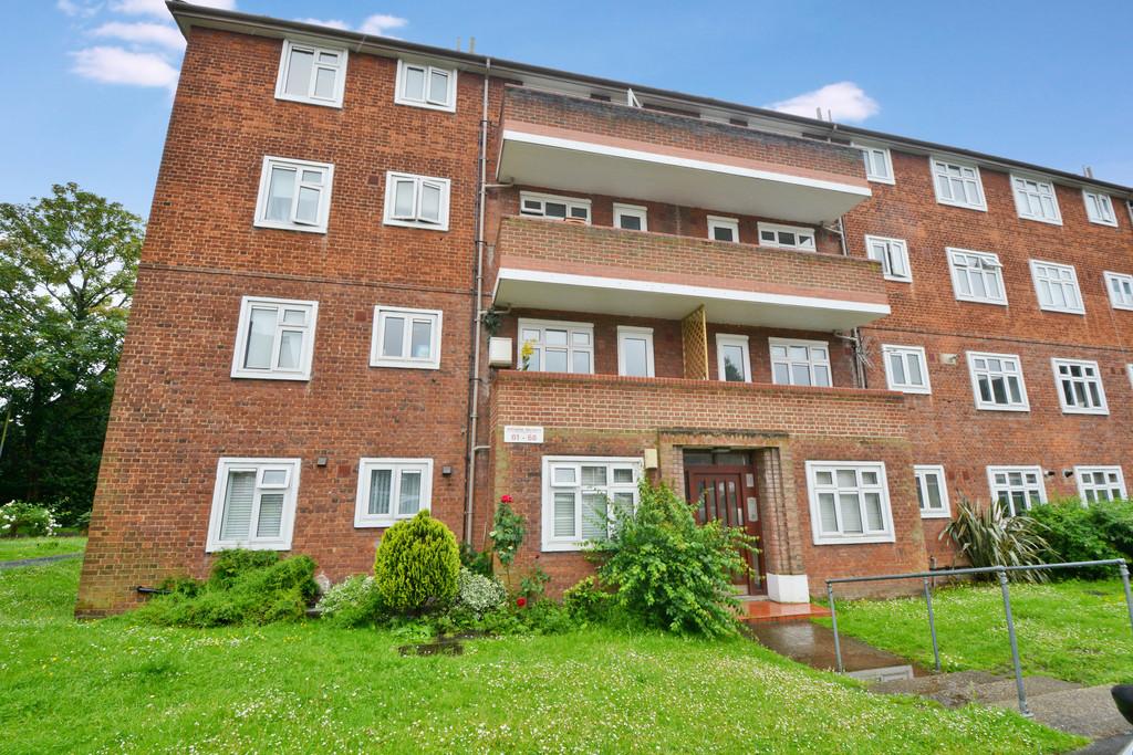 Althorne Gardens, South Woodford 2 bed apartment £1,300 pcm (£300 pw)