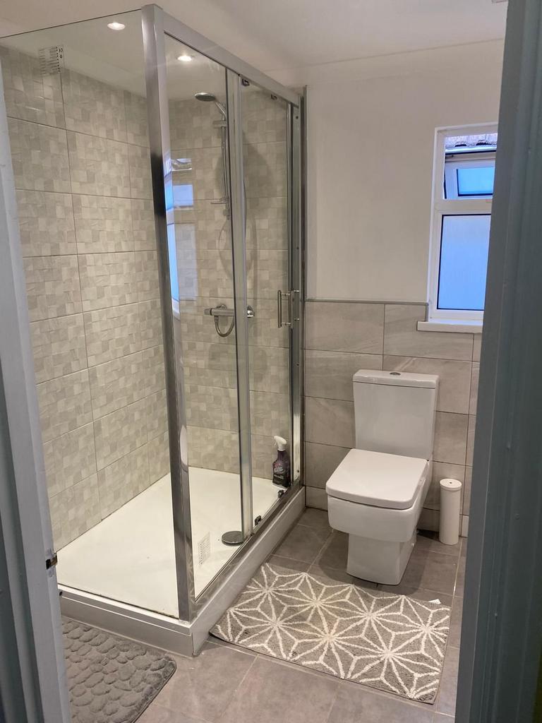 Bathroom 1 Pic 4