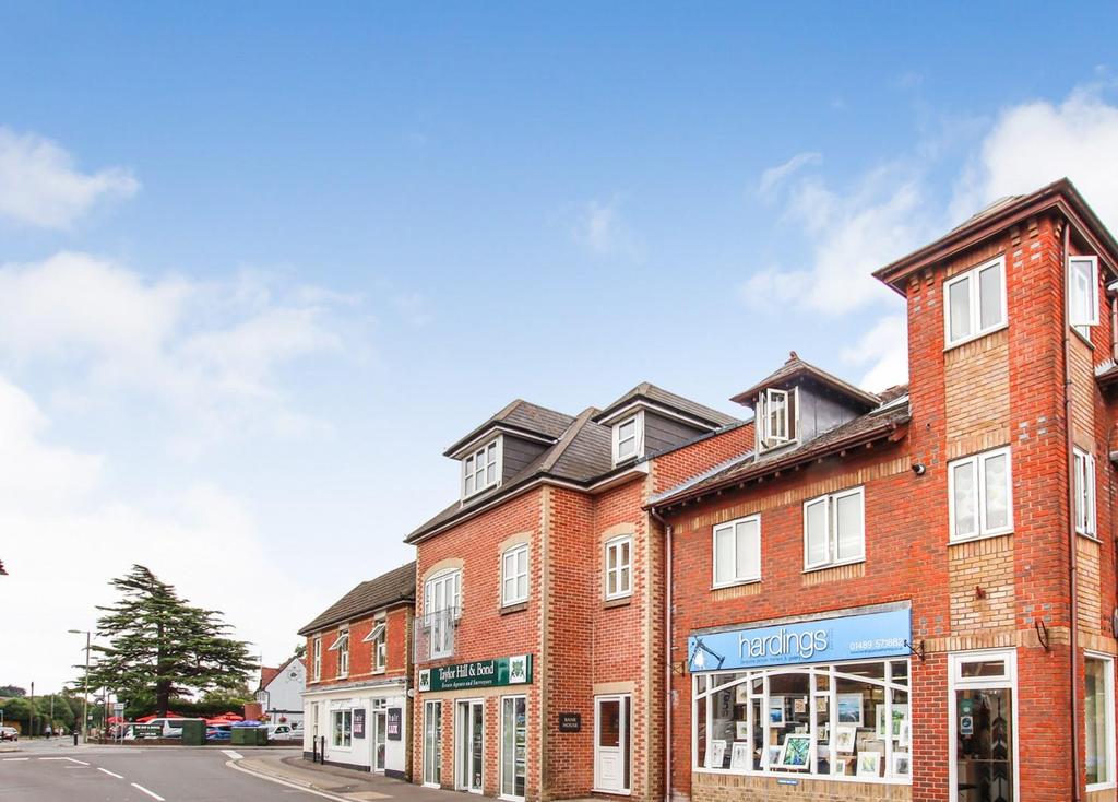 Shore Road, Warsash 3 bed penthouse £950 pcm (£219 pw)