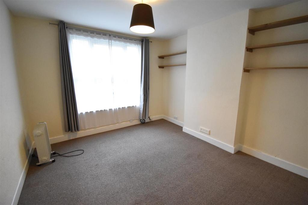 Cleaveland Road, Surbiton Studio £850 pcm (£196 pw)
