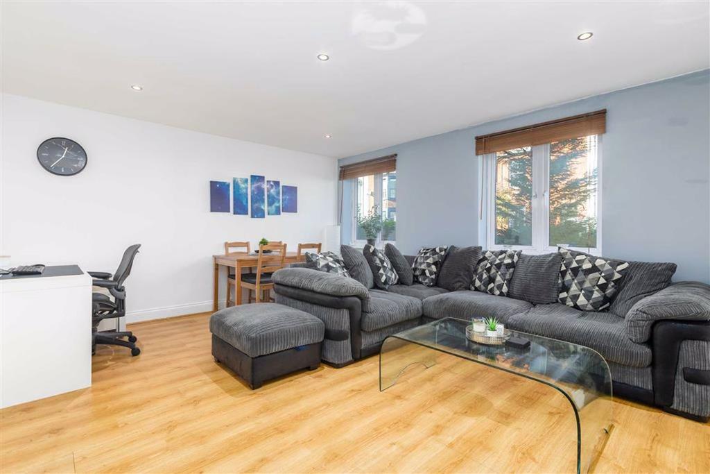 Sanders Place, Hitchin, Hertfordshire 2 bed flat £275,000