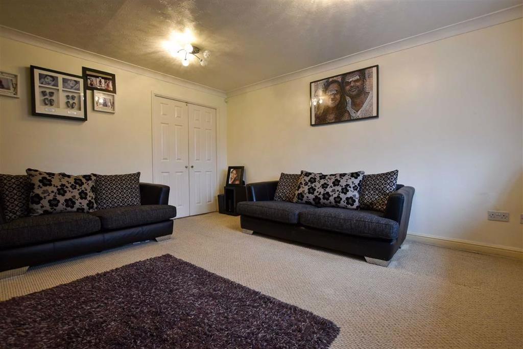 Medway Drive, Wellingborough 3 bed detached house £265,000