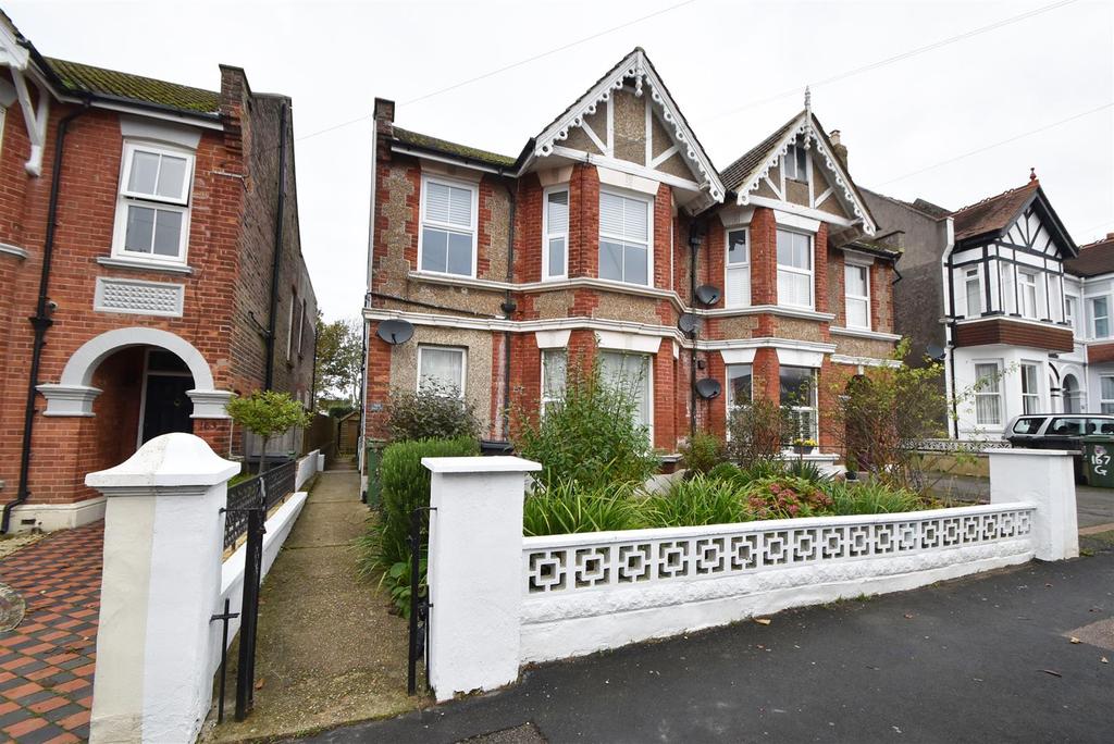 Ashburnham Road, Hastings 2 bed flat £950 pcm (£219 pw)