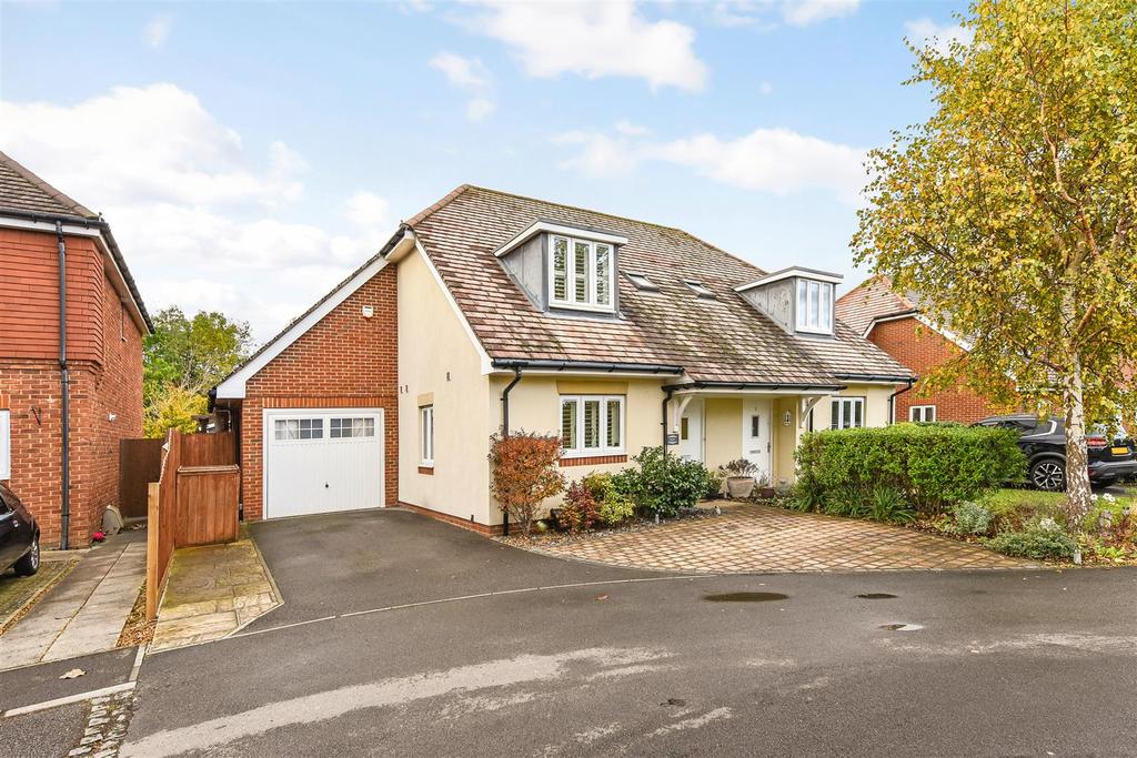 Chantry Mead, Barnham 3 bed semidetached house £420,000
