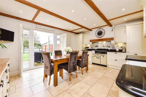 2 Chantry Mead, Barnham, Bognor Regis, PO22 0DE