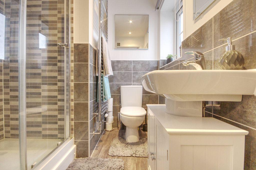 Ensuite to Bed 1