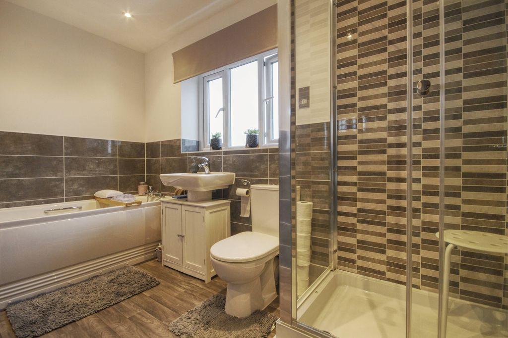 Bathroom (Family bathroom)