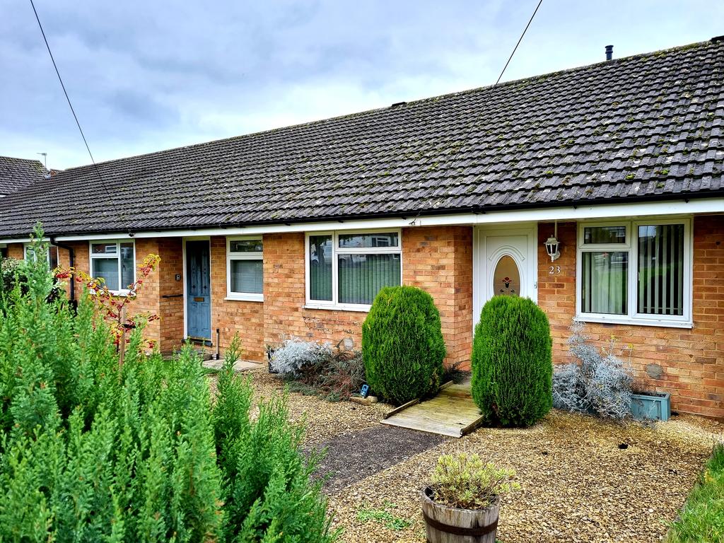 Maple Way, Gillingham SP8 2 bed terraced bungalow £800 pcm (£185 pw)