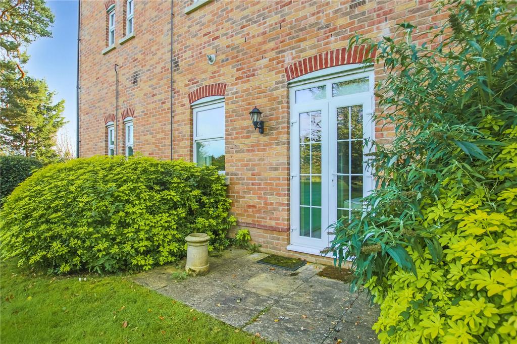 Ascot Road, Holyport, Maidenhead, SL6 2 bed apartment £325,000