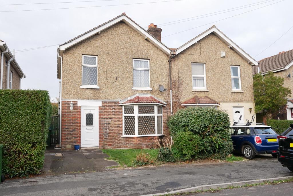 ALDERS ROAD, FAREHAM AUCTION GUIDE... 3 bed semidetached house £