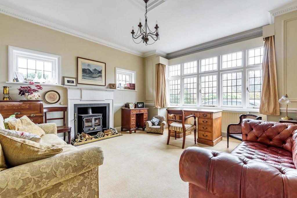 Embercourt Road, Thames Ditton, KT7 6 bed detached house £1,500,000