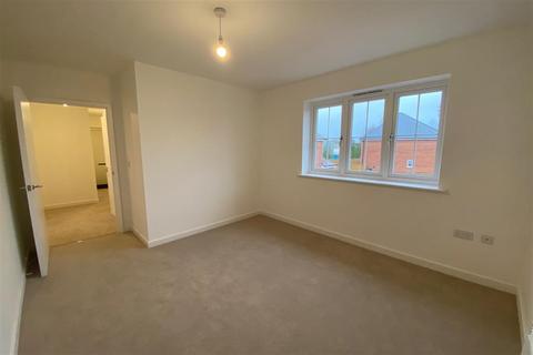 2 bedroom apartment for sale - Lorimer Avenue, Cranleigh, Surrey