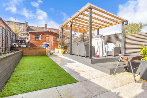 4 bedroom semi-detached house for sale, Hornbeam Grove, Chingford