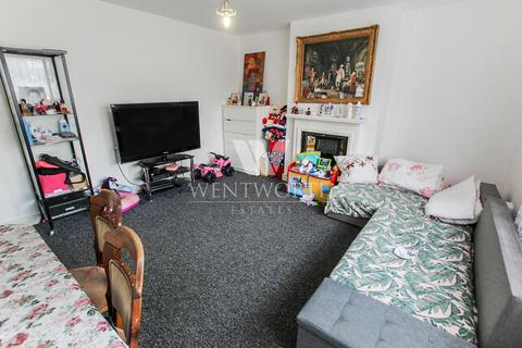 2 bedroom flat for sale - Heathcote Avenue, Clayhall, IG5