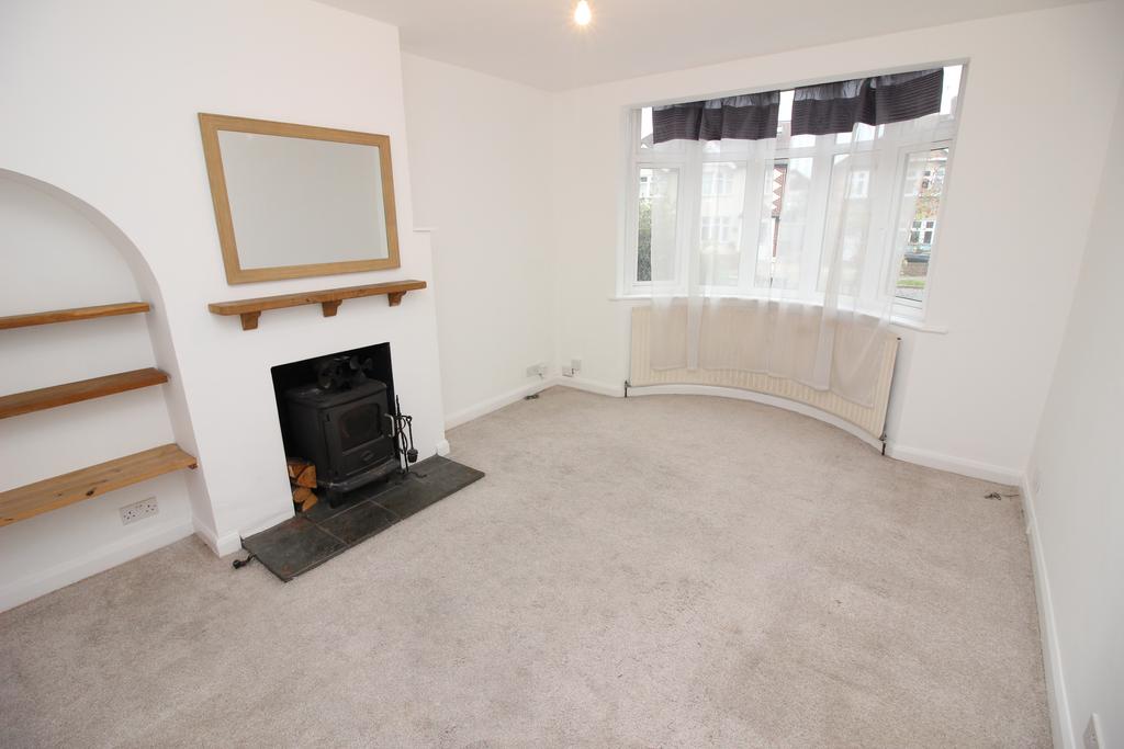 Vale Road, Worcester Park KT4 3 bed terraced house £1,650 pcm (£381 pw)