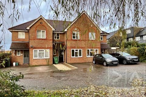 3 bedroom terraced house to rent, Farriers Road, Epsom KT17