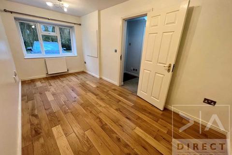 3 bedroom terraced house to rent, Farriers Road, Epsom KT17