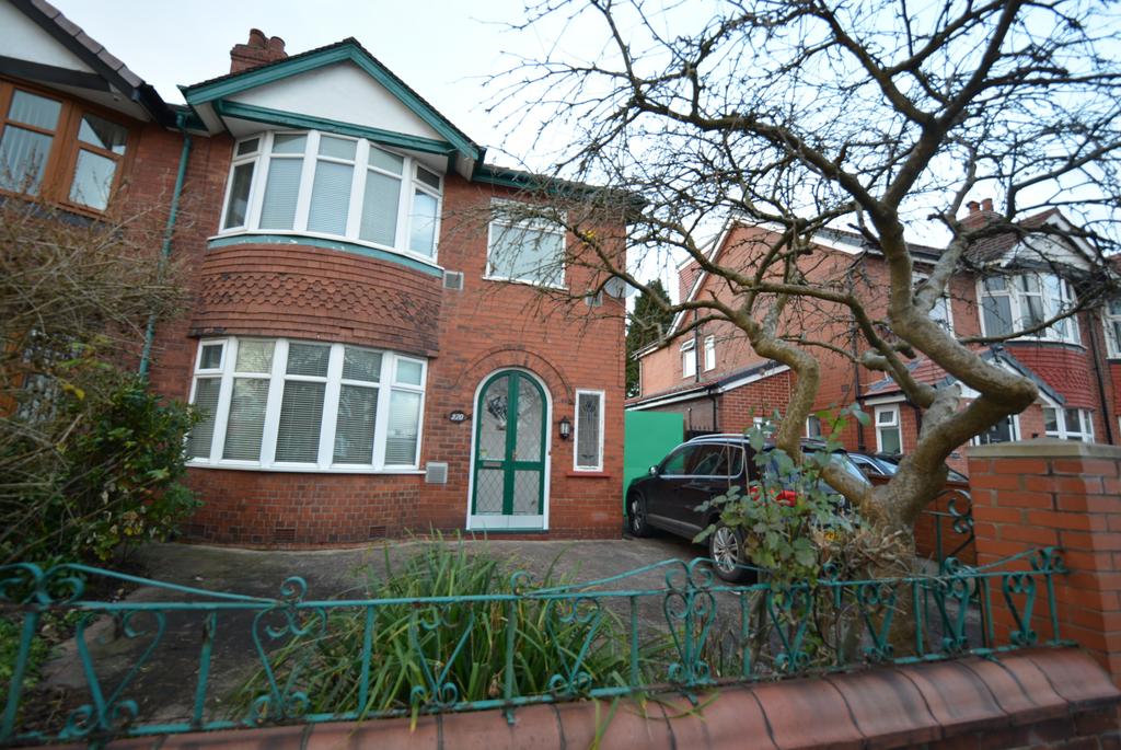 Kings Road Stretford M32 3 bed semidetached house £1,100 pcm (£254 pw)