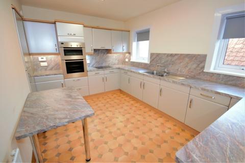 3 bedroom flat to rent, High Street, Leslie, KY6