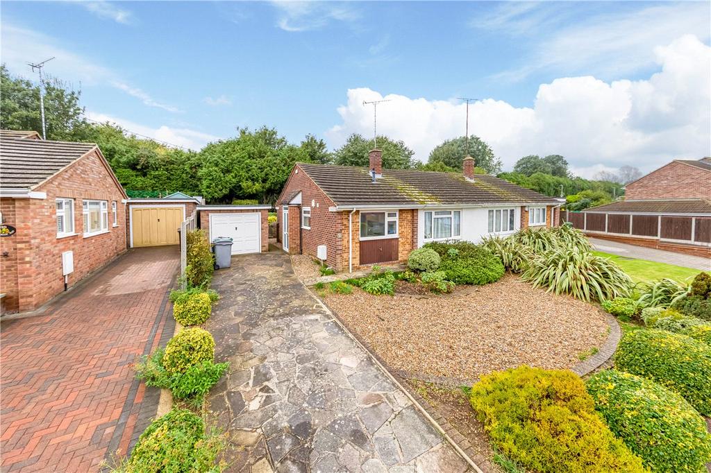 Wroxham Way, Harpenden, Hertfordshire 2 bed bungalow £1,650 pcm (£381 pw)