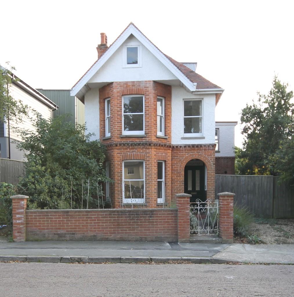 Fairy Road, Seaview 4 bed detached house £1,300 pcm (£300 pw)