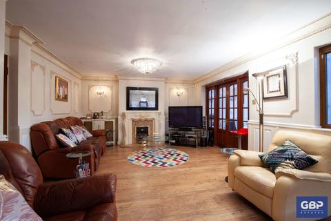 3 Sydenham Close, Romford, RM1 4HN