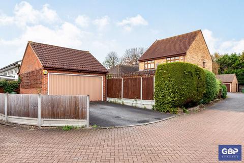 3 Sydenham Close, Romford, RM1 4HN
