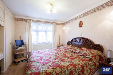 3 Sydenham Close, Romford, RM1 4HN