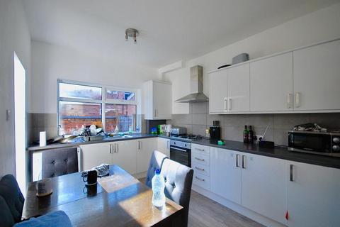 6 bedroom terraced house to rent, Whitby Road, Fallowfield, Manchester, M14 6GH