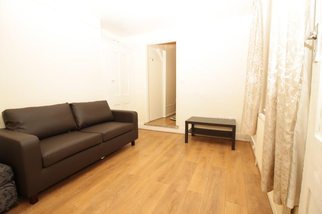 Carlyle Road, South Ealing 2 bed flat £1,475 pcm (£340 pw)