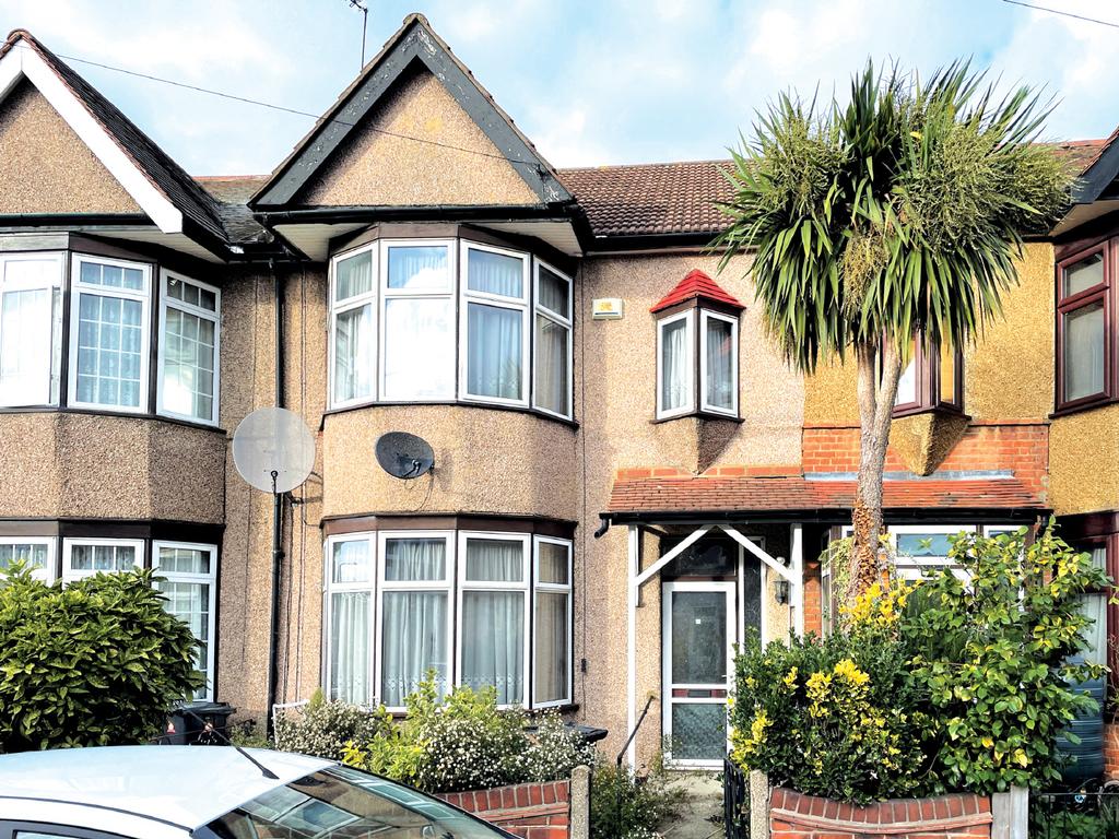 50 Wards Road, Ilford, Essex 3 bed terraced house £300,000