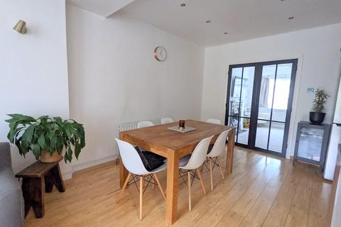 5 Baber Drive, Feltham, TW14 0EX