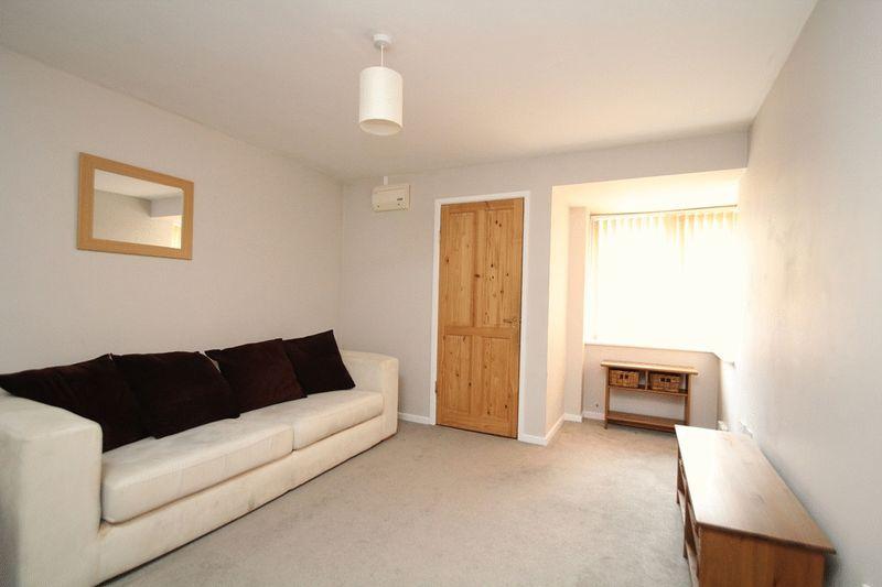 Farriers Close, Swindon 1 bed end of terrace house £675 pcm (£156 pw)
