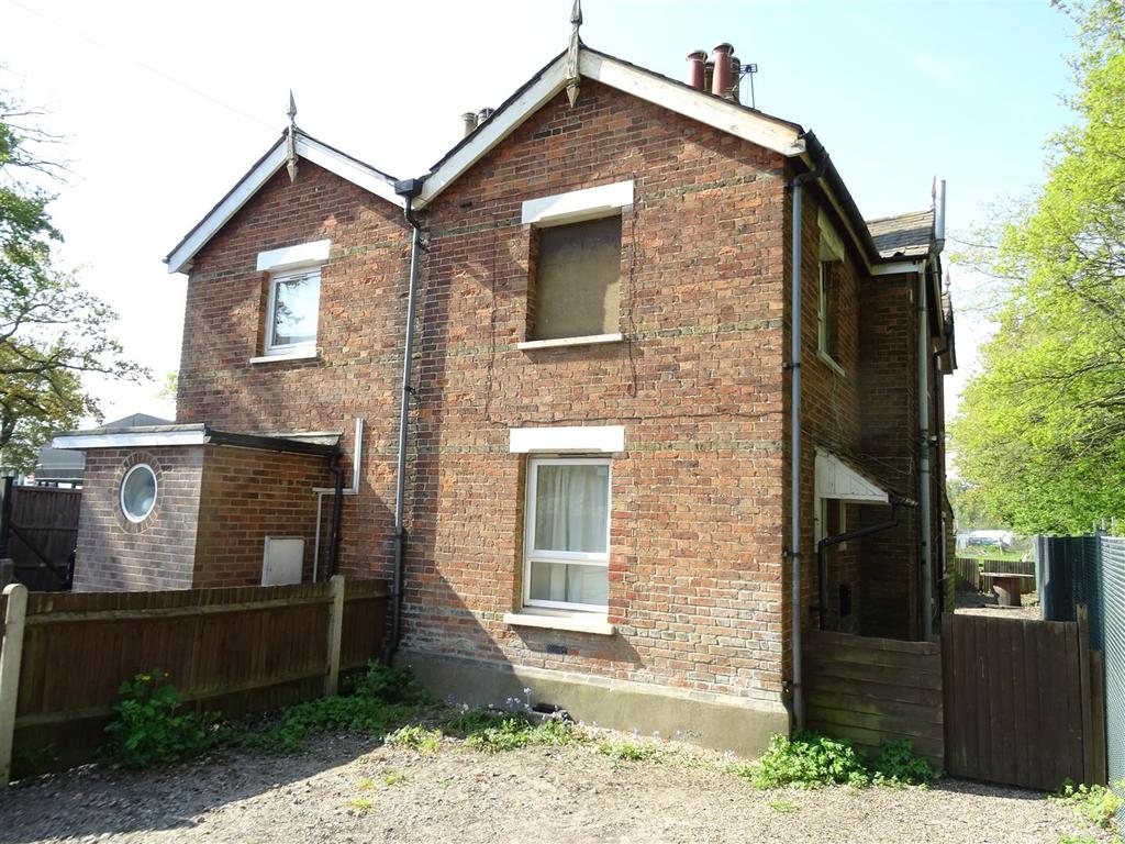 Oyster Lane, Byfleet, West Byfleet 2 bed semidetached house £350,000